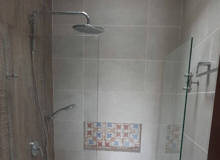 Divisiones de baño en vidrio