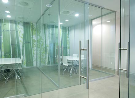 Divisiones para oficina en vidrio y acero