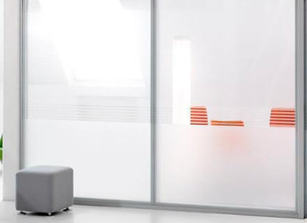 Divisiones para oficina en vidrio opalizado