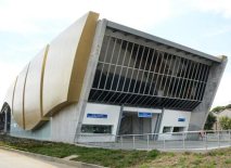 Fachada en vidrio para terminal de trasporte MIO