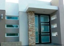 Puertas en aluminio gris y vidrio