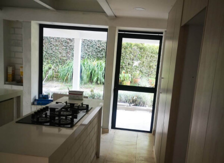 Puertas en aluminio y vidrio