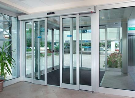 Puerta en aluminio y vidrio automática