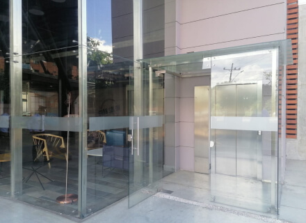 Fachada en vidrio hotel spiwak